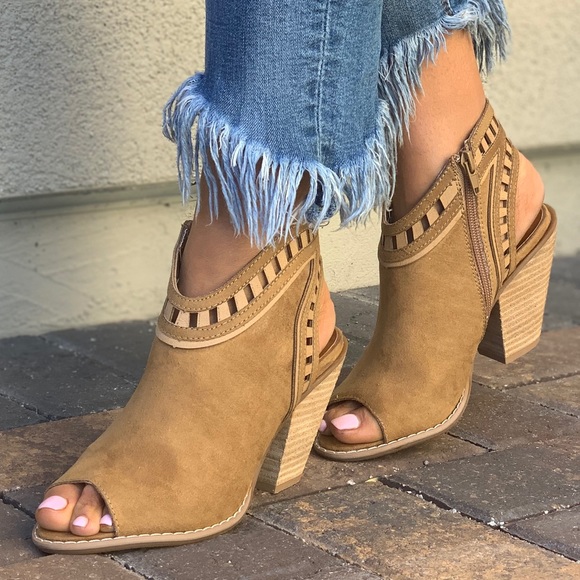 NIB Tan Asymmetrical Peep Toe Cone Heel Sandal - Picture 6 of 8